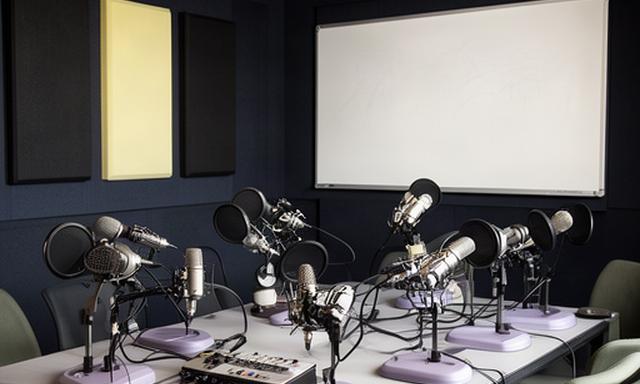 Podcaststudio in Uitgeest met zes microfoons, whiteboard en webcam voor hybride onderwijs