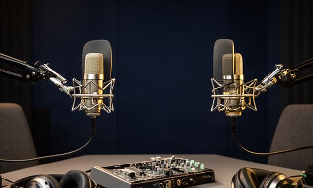 Podcaststudio in Uitgeest met twee microfoons, koptelefoons en een mengpaneel